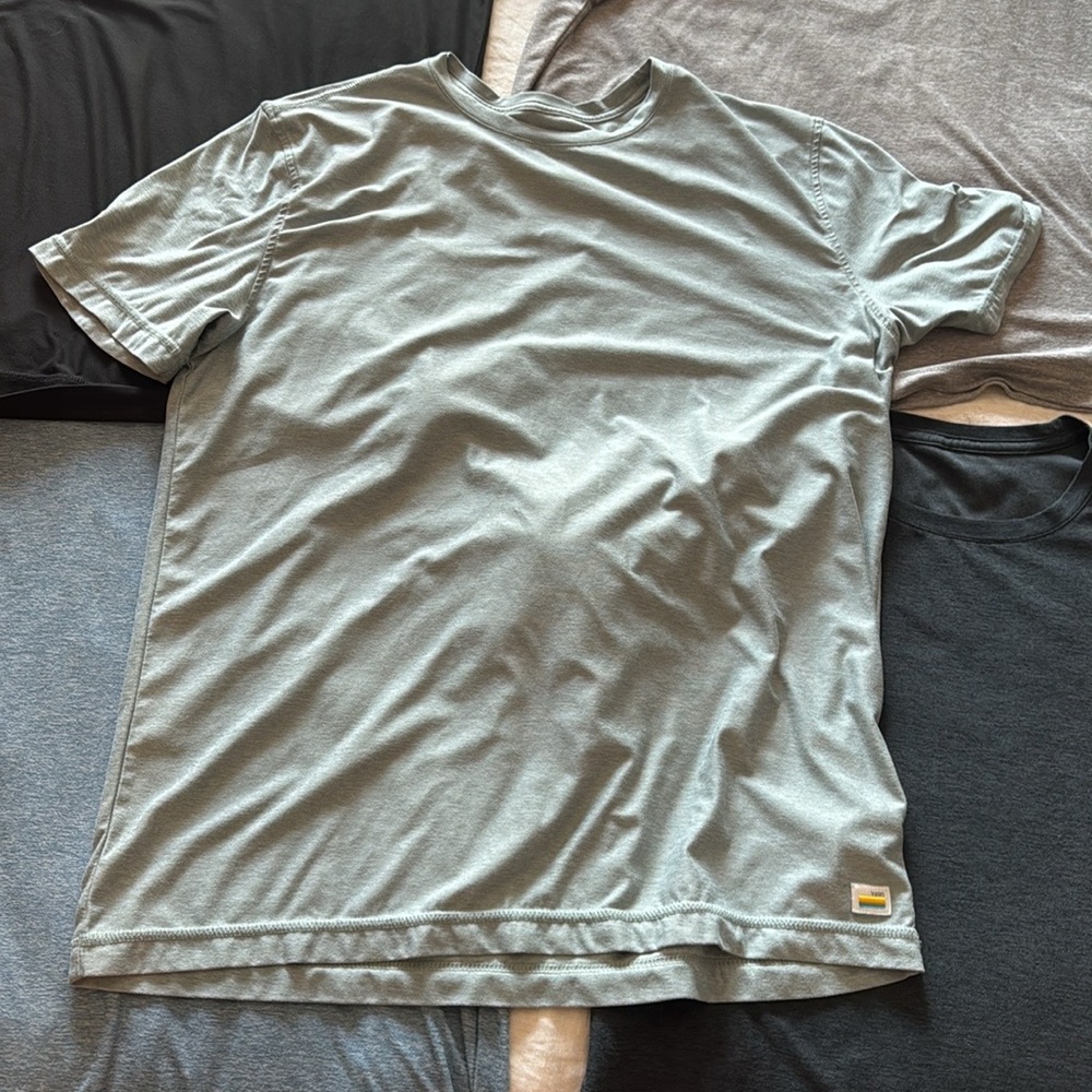 Like NEW Vuori men’s strato tech large sage heather
